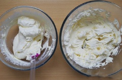 Cho 500g phô mai mascarpone vào âu lớn trộn thật nhuyễn mịn, lưu ý dùng phới để trộn chứ không dùng máy vì sẽ rất dễ khiến phô mai bị tách nước. Sau khi đã nhuyễn cho 50ml cà phê và 1 muỗng cà phê tinh chất vani vào, trộn thât đều, nhẹ tay. Trong một âu khác, cho 300ml whipping cream, 60g đường vào, dùng máy đánh trứng đánh cho hỗn hợp sệt lại và không được đặc quá.