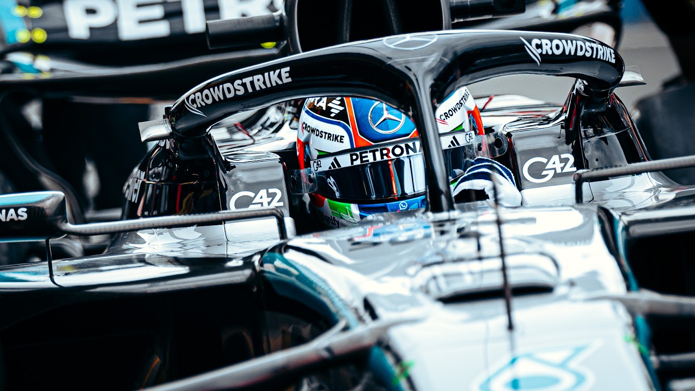 Close-up kokpit kereta Formula One Mercedes di Dutch GP 2025, foto arkib dipilih kerana kereta dan pemandu jelas.