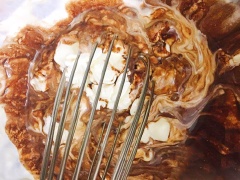 Cho sữa đặc, bột ca cao, chocolate đã nung chảy(đã nguội) vào kem whipping, nhẹ nhàng trộn đều đến khi hỗn hợp thật mịn. Cho kem vào một chiếc hộp và dàn mặt kem mịn rồi cho vào ngăn đá khoảng 4 tiếng là dùng được rồi nhé.