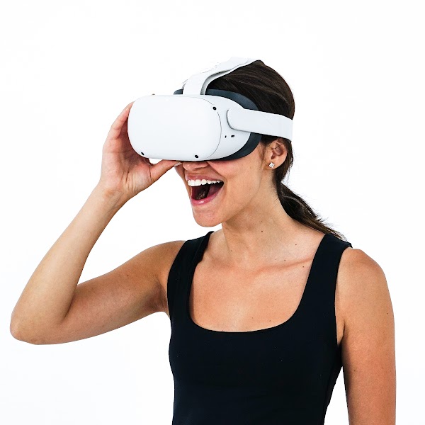 Patient regardant une simulation 3D en réalité virtuelle à l’aide de Crisalix.