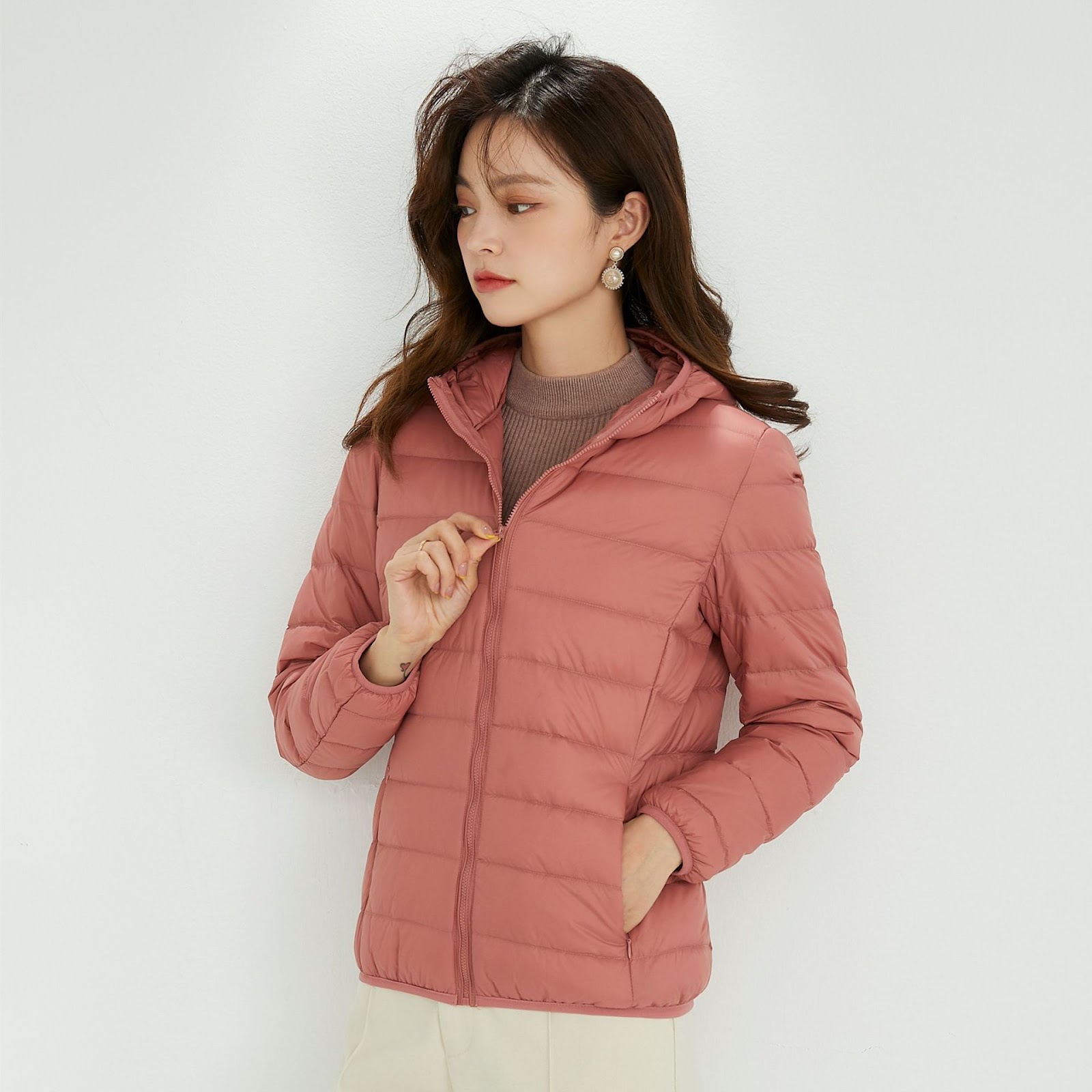 Lightweight women's down jacket with stand-up collar