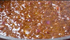 Thịt bò làm sạch, thấm khô, rắc muối lên 2 mặt của thịt bò, ướp qua đêm. Khi chuẩn bị làm thì lấy ra để nhiệt độ phòng cho mềm. Sốt tiêu đen: cho hành tây, tỏi băm, 20g bơ vào chảo xào thơm, thêm hạt tiêu, rượu vang vào đun sôi. Thêm sốt cà chua, dầu hào, muối, đường và khuấy đều lên cho sánh lại là xong rồi đó.