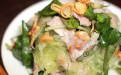 Bày món ăn ra đĩa, rắc hành phi lên trên và thưởng thức.