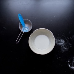 Chi bột thành hai phần rồi vo tròn dài, sau đó dùng dao cắt thành từng viên bột nhỏ vừa ăn rồi vo thật tròn lại. Làm cho đến hết phần bột. Nước sốt mè: cho bột gạo vào chén với chút nước, khuấy đều. Cho mè đen xay nhuyễn, đường và heavy cream vào chảo, khuấy đều và đun sôi rồi chế nước bột gạo vào, trộn đến khi thấy hỗn hợp sệt lại là được.