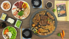 Nướng thịt đến khi chín đều thì tắt bếp ăn cùng với rau xà lách, cà rốt, dưa leo muối, kim chi... Gia vị hoàn chỉnh Barona nướng Nhật còn có thể được dùng làm nước chấm.