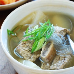 Canh sườn bò dinh dưỡng với miếng thịt mềm mụp, nước dùng ngọt và đậm đà khi ăn cùng miến hoặc cơm trắng rất ngon nha. Bạn có thể làm món này để cả nhà bổ sung năng lượng sau một tuần làm việc, học tập mệt mỏi đấy.
