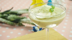 Với cách làm pudding chuối đơn giản dành cho những người yêu thích làm bánh nhưng ngại thất bại, chỉ với 20 phút nấu và 20 phút làm lạnh là các bạn đã có một món bánh ngon, lạ miệng để mang đến cho gia đình cùng người thân rồi.