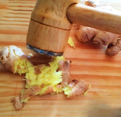 Cánh gà sơ chế sạch sau đó ta chần qua nước sôi (để khi nấu sẽ không bị bọt), gừng rửa sạch và đập dập.