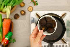 Luộc nấm đông cô khô với đầu hành lá và lát gừng để khử mùi hôi, vớt ra để ráo. Đun nóng lại chảo sốt, cho nấm đông cô đã luộc vào đảo đều ít ít phút rồi tắt bếp.