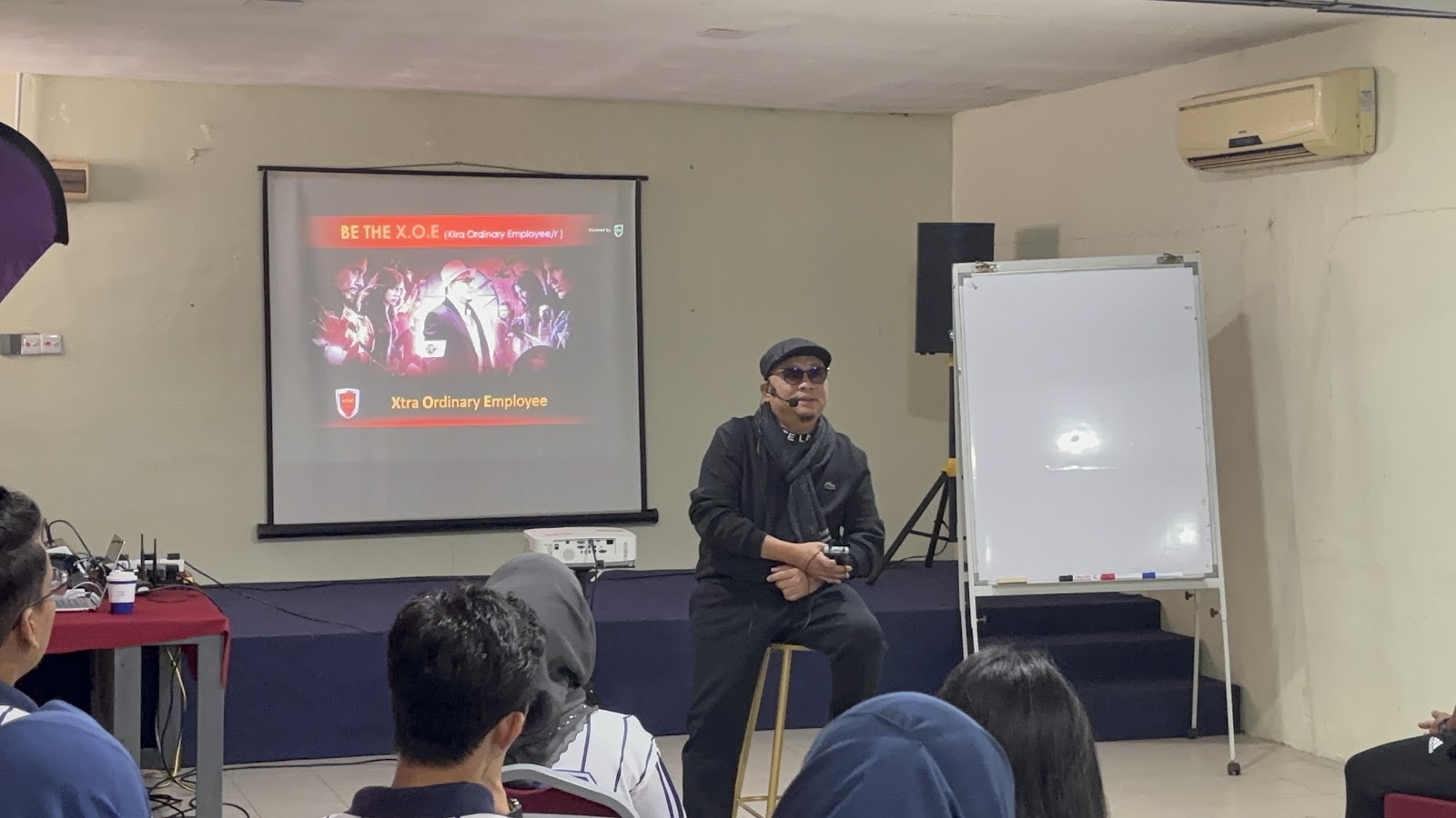 Fasilitator menyampaikan sesi latihan X.O.E