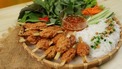 Thành phẩm: Chạo tôm có độ dai đặc trưng, mềm ngọt nhờ phần tôm thịt và phần nước tiết ra từ que mía. Chạo tôm có thể ăn cơm nóng hoặc cuốn bánh tráng cùng bún và rau sống cũng rất ngon.
