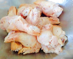 Thịt gà chọn phần đùi gà và cánh gà. Đem gà rửa sạch, cắt nhỏ, để ráo, cho vào âu cùng với 1 muỗng cà phê muối và 1 muỗng cà phê tiêu trộn chung để 10 phút. Trứng gà, bột mì, bột gạo, bột năng cho vào tô, trộn đều.