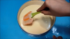 Đổ từ từ hỗn hợp làm cheesecake vào khuôn. Khuấy nhẹ để làm vỡ bóng khí trên mặt, giúp mặt bánh láng mịn hơn. Để tủ lạnh từ 1 – 2 tiếng.