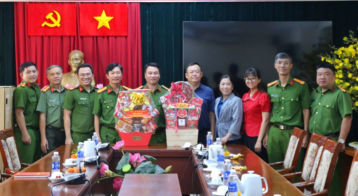 Lãnh đạo phường chăm lo tết cho các đơn vị phục vụ và đào tạo tết Bính Ngọ năm 2026