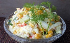 Món salad thanh cua ngon mát rất thích hợp trong bữa cơm chiều nắng nóng thế này.