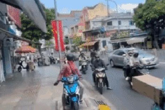 Nhiều người đi xe máy ngã sõng soài trên đường do mỡ bò - Báo Người Lao Động
