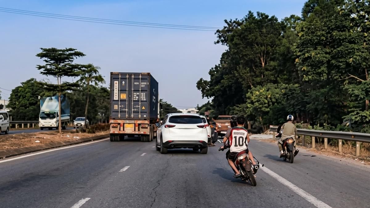 Bốn thanh niên đi xe máy phóng nhanh, lạng lách, đâm trực diện 2 ô tô - Báo Xây Dựng
