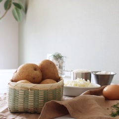 Rửa sạch khoai tây, cắt khoai thành các phần vừa phải. Đem hấp cho đến khi khoai chín, công đoạn này mất khoảng 30 phút.