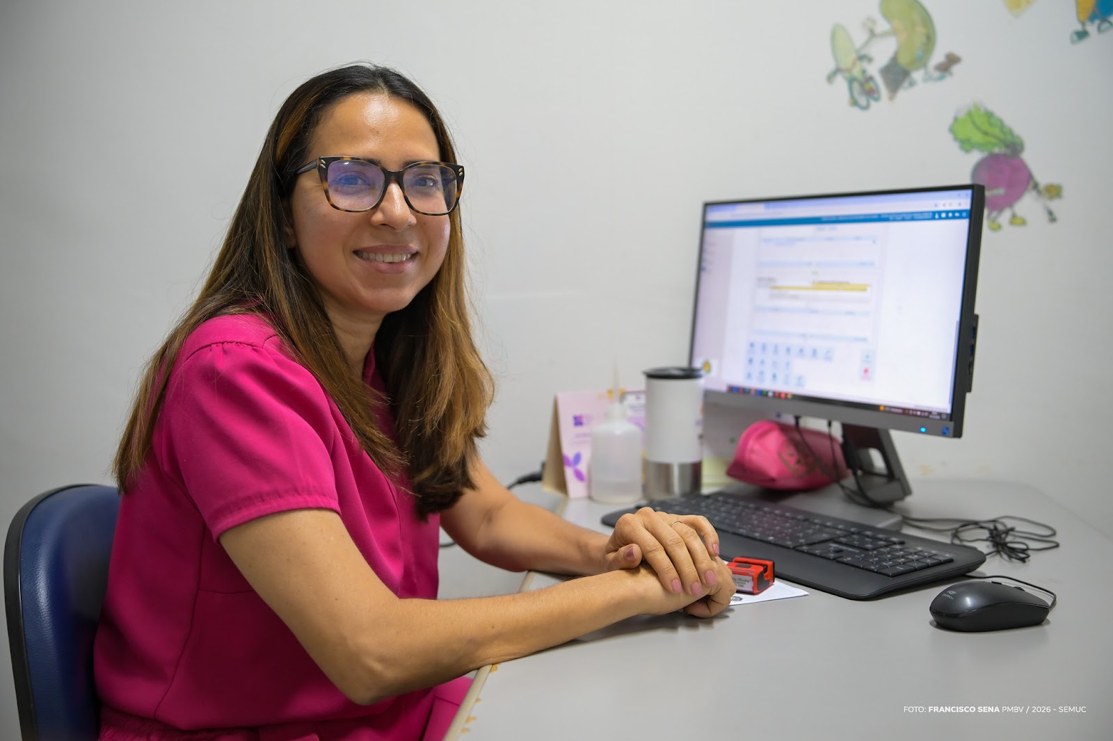 Profissional de saúde realizando consulta com criança no Cernutri em Boa Vista