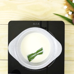 Nấu nước cốt chè: Cho vào nồi 200ml sữa tươi không đường, 150ml nước cốt dừa, 50gr sữa đặc, ¼ muỗng cà phê muối, lá dứa đun sôi hỗn hợp rồi tắt bếp để nguội.