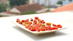 Mứt cà chua lúc này mặc dù ăn đã ngon rồi nhưng vẫn còn hơi ướt và dính. Để sấy khô mứt thì ta có 3 cách đơn giản là: phơi nắng, để trong tủ lạnh và sấy trong lò nướng (100 độ - 30 phút). Tuỳ vào điều kiện gia đình và mức độ tiện lợi mà bạn chọn cách sấy khô mứt phù hợp nhé!