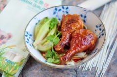 Đùi gà chiên sốt nước tương mặn ngọt đơn giản mà ngon. Thịt gà chín dai béo, đậm đà, có thể dùng ăn cùng cơm hay với mì, thêm ít dưa leo, xà lách ăn kèm sẽ mát ngọt và ngon miệng hơn.