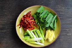 Hành boa rô (tỏi tây) bỏ rễ, rửa sạch, cắt thành khúc khoảng 4cm, để riêng phần là xanh và trắng. Gừng thái sợi mỏng, ớt cắt lát to. Lạp xưởng cắt thành miếng mỏng. Nếu để đông thì hãy rã đông ở nhiệt độ thường trước. Cắt lạp xưởng thành miếng mỏng.