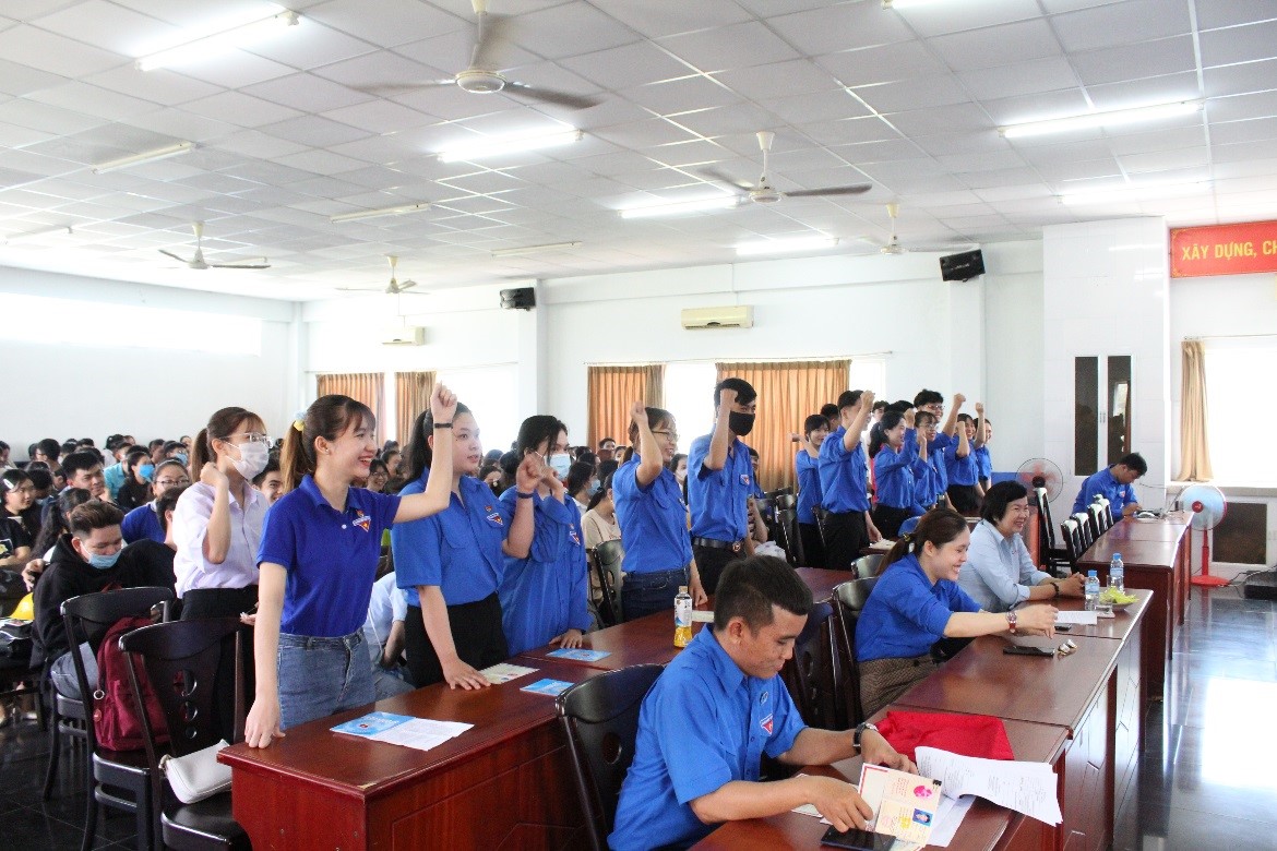 Các đoàn viên mới “xin hứa” và quyết tâm hoàn thành tốt nhiệm vụ tuổi trẻ thanh niên Long An 