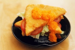 Kẹp bánh mì sandwich lại với cà chua, xà lách là xong. Món ăn vừa rẻ, đơn giản mà lại ngon nữa chứ!