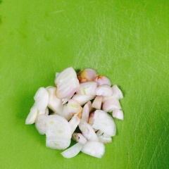 Hành tím bóc vỏ, cắt mỏng. Hành lá rửa sạch, cắt nhỏ.