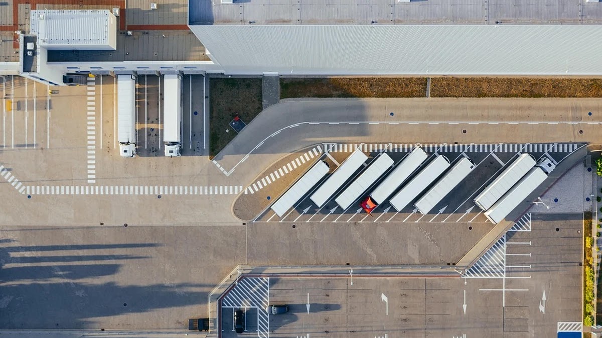 제조업에서 스마트 팩토리 도입 전후 공급망 변화 비교