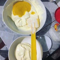 Lấy 2/3 hỗn hợp kem cheese đã trộn cho xoài xay vào. Phần kem cheese còn lại để sang tô riêng.