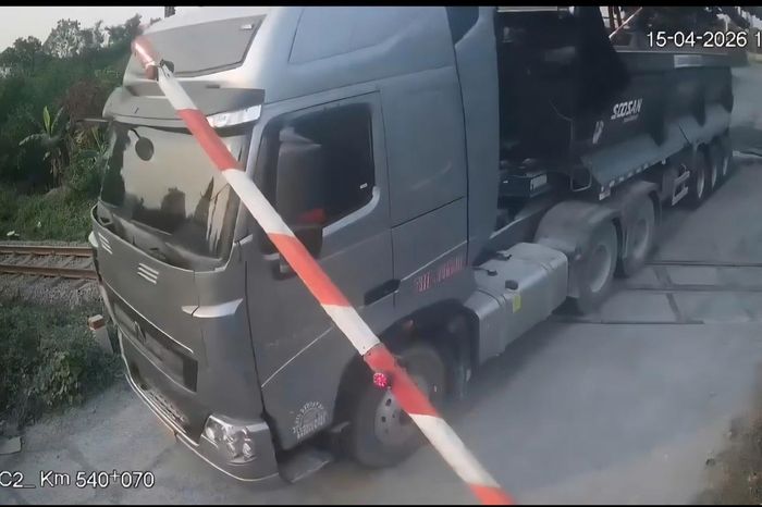 Tài xế ô tô đầu kéo cố tình vượt đường ngang ở Quảng Trị bị xử phạt - Báo Xây Dựng