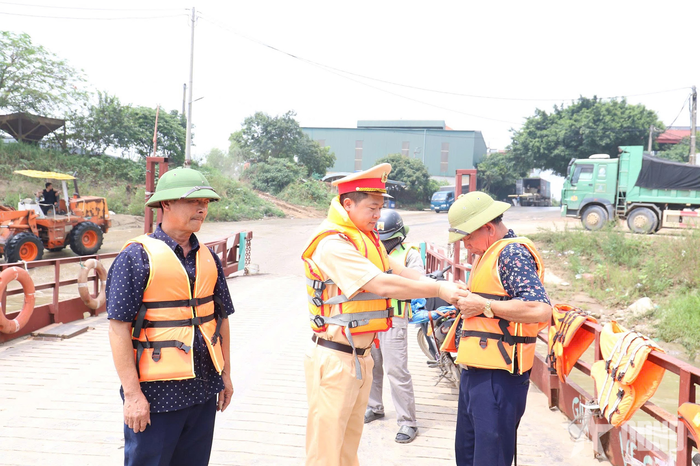 Hà Nội: Cảnh sát đường thủy đồng hành cùng chủ bến đò ngang sông bảo đảm an toàn giao thông đường thủy - Báo Quân Đội Nhân Dân