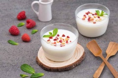 Rắc dâu tây và chuối xắt nhỏ lên trên mặt. Dùng nhánh bạc hà trang trí cho thêm phần bắt mắt.