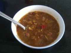 Thơm gọt vỏ, băm nhỏ, cho vào chén cùng 2 muỗng canh nước lọc, 4 muỗng canh mắm nêm, 2 muỗng cà phê đường trắng, ớt cắt nhỏ, tỏi băm, 1 muỗng canh nước cốt chanh, khuấy đều.