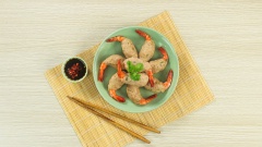 Cho tôm sú hấp cá thác lác ra dĩa, thưởng thức khi còn nóng và chấm kèm nước sốt theo sở thích.