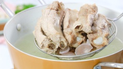 Sườn heo mua về chặt thành khúc vừa ăn, rửa sạch. Đun sôi nước, cho vào 2 củ hành tím cắt nhỏ cho thơm, gắp sườn heo vào trụng sơ đến khi nước sôi lại thì vớt ra, đem sườn đi rửa sạch.