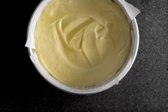 Sau đó, khuấy đều hỗn hợp rồi chế vào khuôn. Lót một lớp giấy xung quanh khuôn bánh flan. Làm phần cốt bánh: cho bơ và muối vào nồi, nấu tan thì tắt bếp, rây bột mì vào, trộn đều rồi cho đường nâu, sữa vào đánh đến khi đường tan hoàn toàn, để nguội rồi cho lòng đỏ , tinh chất vani vào đánh đến khi hòa quyện. Lòng trắng đánh chung với cream of tartar rồi cho 1/2 hỗn hợp này vào lòng đỏ khuấy đều và cho 1/2 còn lại vào. Trộn thật đều. Đổ hỗn hợp bột vào khuôn bánh.