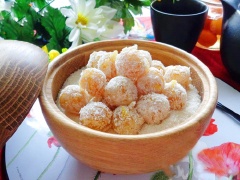 Kẹo bưởi dừa với những miếng vỏ bưởi thái sợi nhỏ, sơ chế đỡ bị đắng rồi ngào cùng đường thành hỗn hợp mứt dẻo. Sau đó thêm gelatine vào vo viên rồi lăn qua dừa nạo.