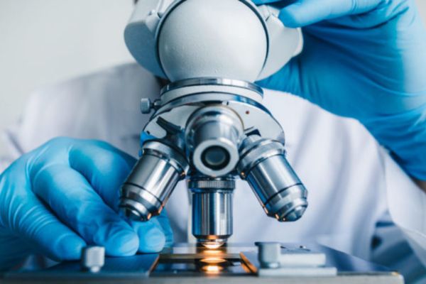 Microscopio binocular para análisis clínicos en Venezuela