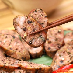 Dồi sả chiên mang đến một hương vị rất ngon. Vừa béo béo từ thịt và mỡ heo, lại thêm chút thơm nồng từ sả, mùi vị đậm đà cực kích thích vị giác. Từng khoanh dồi chiên vàng ươm, giòn dai cực thích. Ăn dồi sả với cháo lòng, thêm chút rau cho đỡ ngấy là tuyệt vời luôn nhé.