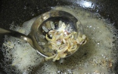 Làm nóng 2 muỗng cà phê dầu rồi cho phần sả đã thái vát lúc trước vào phi vàng, vớt ra cho ráo dầu.