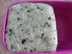 Bọc xôi bằng màng thực phẩm, nén ép vào khuôn rồi cho vào tủ lạnh khoảng 2-3 tiếng cho tại hình cứng cáp. Sau đó, lấy xôi ra cắt thành những miếng nhỏ.