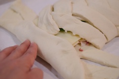 Gấp các dải bột phủ lên trên lớp nhân. Ở 2 đầu bánh, gập dải bột ở đáy lên như trong hình rồi mới tiếp tục xếp xen kẽ 2 dải bột cuối cùng.