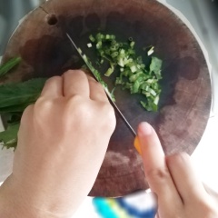 Rửa sạch rau để ráo. Cắt nhuyễn ngò gai. Bún trụng lại với nước sôi và đổ ra rổ để ráo.
