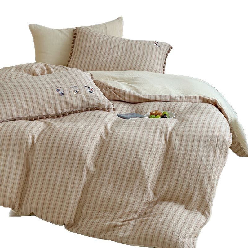 Cotton bedding set with pompon trim