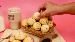 Bánh mì mè đen là một món ăn vặt rất dễ ăn, ít béo. Bên cạnh đó, mè đen lại giàu chất sơ, chất dinh dưỡng, vitamin có lợi cho sức khỏe. Bánh giòn bên ngoài, dẻo dẻo bên trong, cùng mùi mè rang thơm lừng, đây sẽ là một sự lựa chọn tuyệt vời cho mọi thành viên trong gia đình.