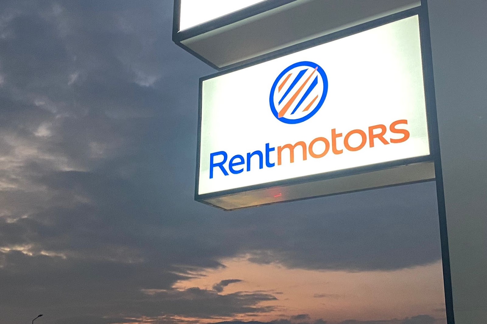 Premium Rentmotors vehicle in CTA section