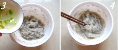 Dầm hành lá thái nhỏ và gừng với nước đun sôi để nguội. Lấy phần nước cốt đổ vào bát thịt tôm vừa được xay hoặc giã nhuyễn. Thêm xíu muối, hạt tiêu trắng và 1 muỗng cà phê rượu nấu trộn đều theo một hướng.